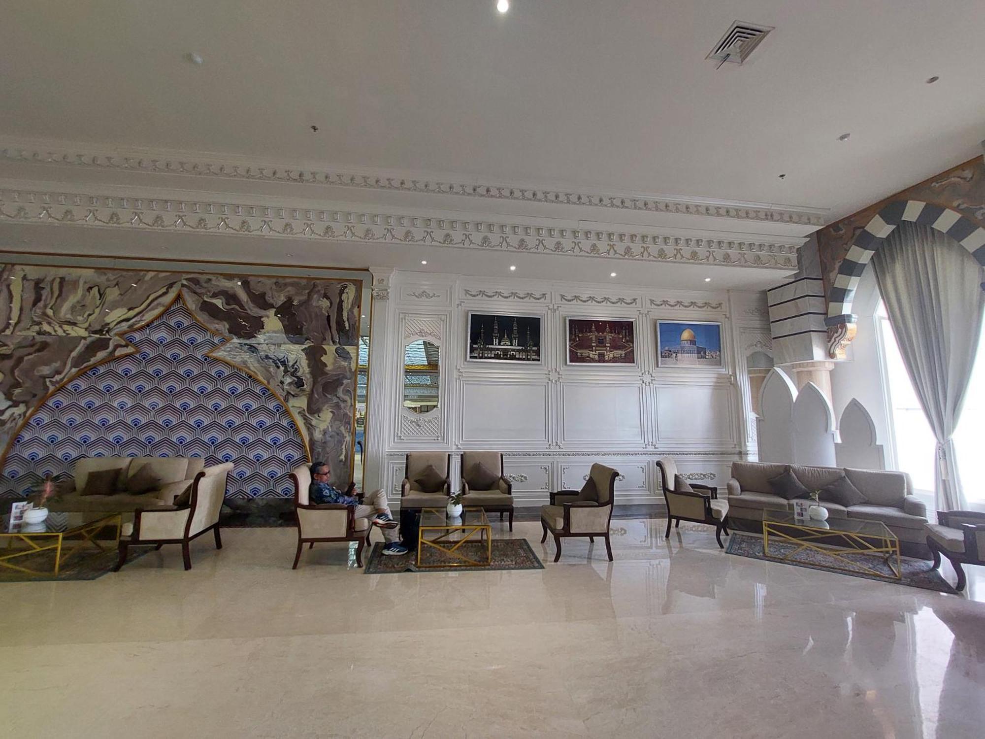 Grand Qin Hotel Banjarbaru Ngoại thất bức ảnh