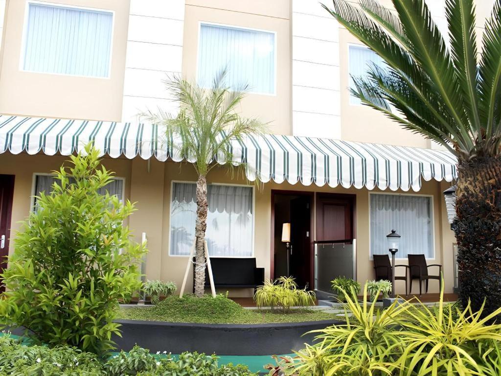 Grand Qin Hotel Banjarbaru Ngoại thất bức ảnh